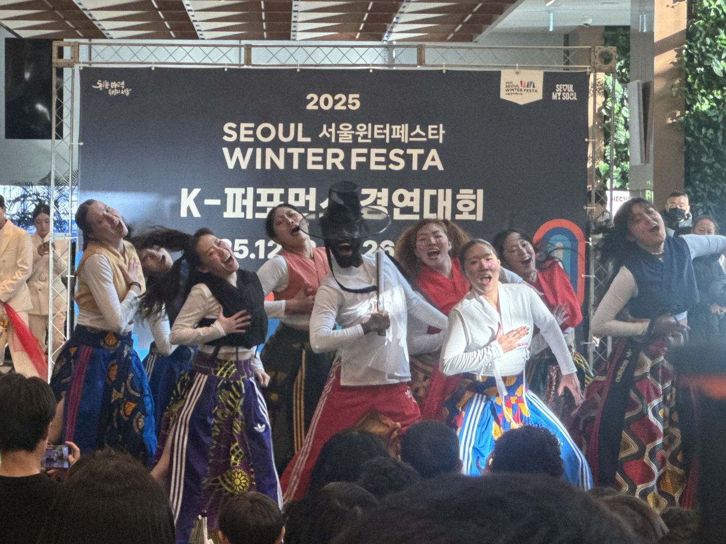 African Dance Company Tagg from the general division performs during the K-Performance Contest held at the City Hall in central Seoul on Dec. 25. [CHO JUNG-WOO]