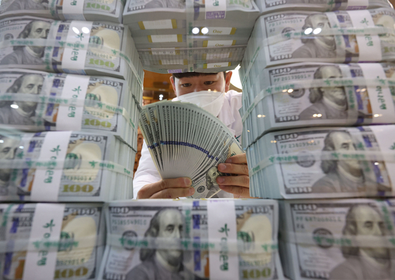 Foreign reserves increased in November for the first time in four months due to an increase in the converted value of non-dollar assets. Korea's foreign reserves stood at $430.7 billion at the end of November, up $1.84 billion from the previous month, according to the Bank of Korea. [YONHAP]