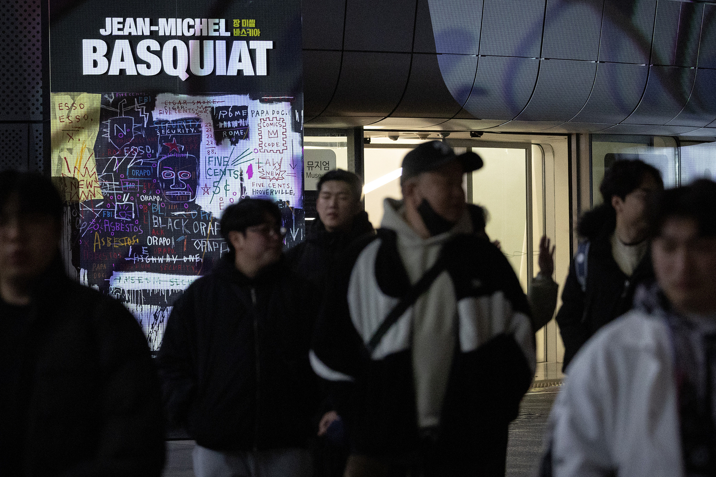 Visitors view the ″Signs: Connecting Past and Future Opens in Seoul″ Jean-Michel Exhibition at Dongdaemun Design Plaza (DDP) in Seoul. [JUN MIN-KYU]