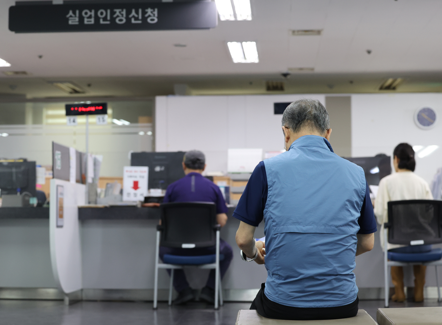 People wait at a job-consulting center in Seoul on June 16. In May 2025, 49.4 percent of people aged 60 and older were either working or actively seeking jobs, according to the Ministry of Data and Statistics. [YONHAP]