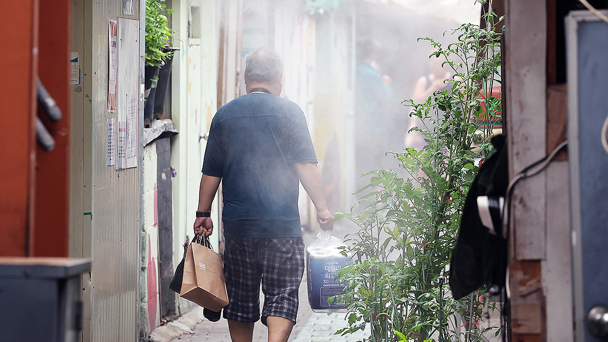 A man walks alone through a street in Yeongdeungpo District, western Seoul, on July 7. [NEWS1]
