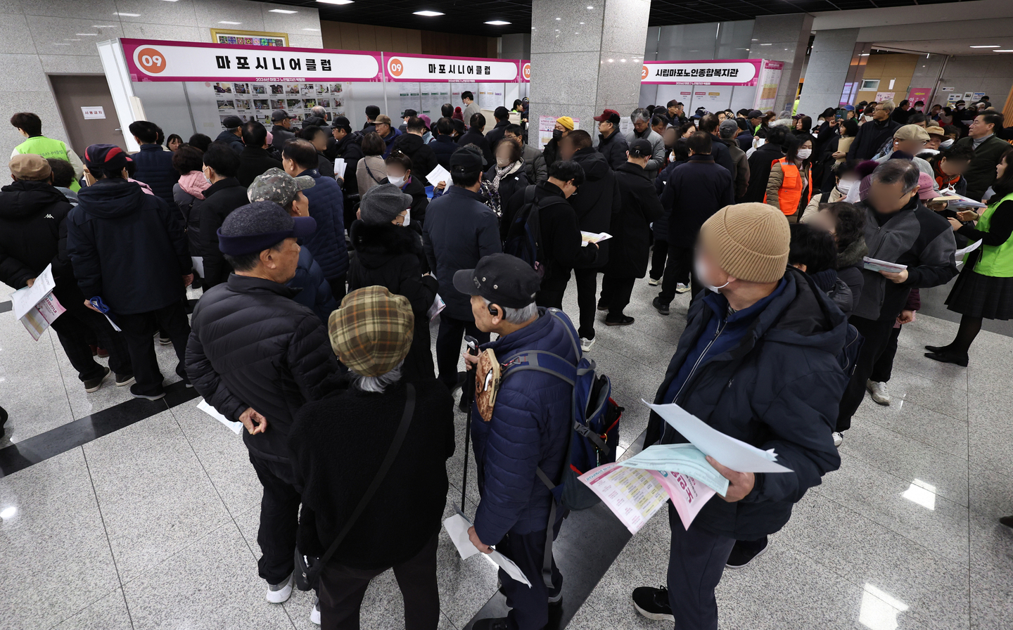 Older people are lined up at a job fair held at Mapo District Office in Mapo District, western Seoul, on Dec. 10. [NEWS1]