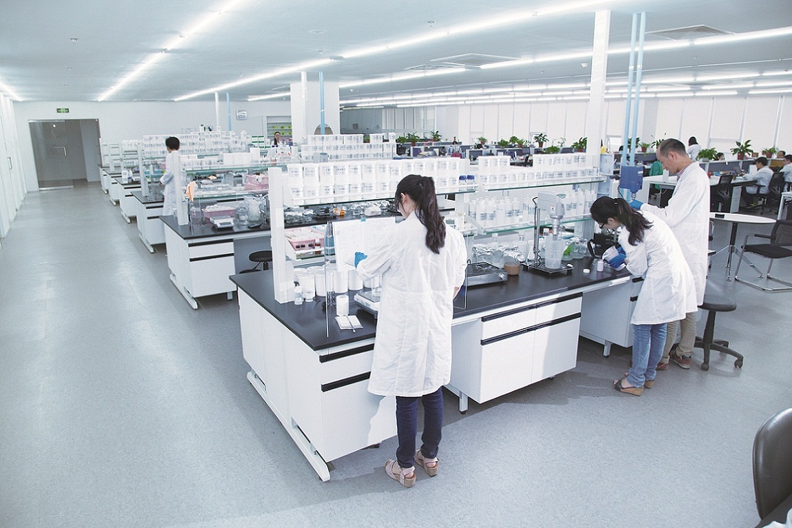Researchers work at Amorepacific's research center in Shanghai, China. [AMOREPACIFIC]