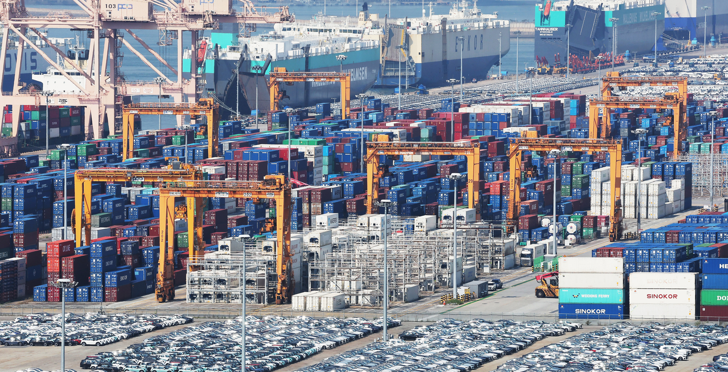 Containers awaiting export abroad are stacked at a pier in Pyeongtaek in this file photo from Oct. 1. [YONHAP] 