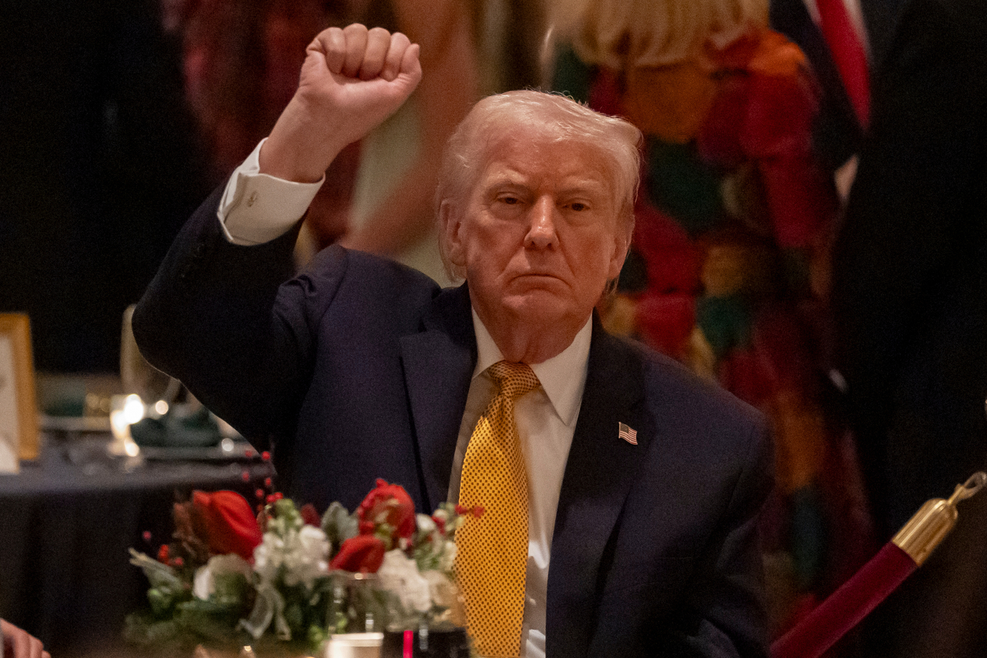 U.S. President Donald Trump pumps his fist at Christmas Eve dinner at his Mar-a-Lago club in Palm Beach, Florida, on Dec. 24. [AP/YONHAP]