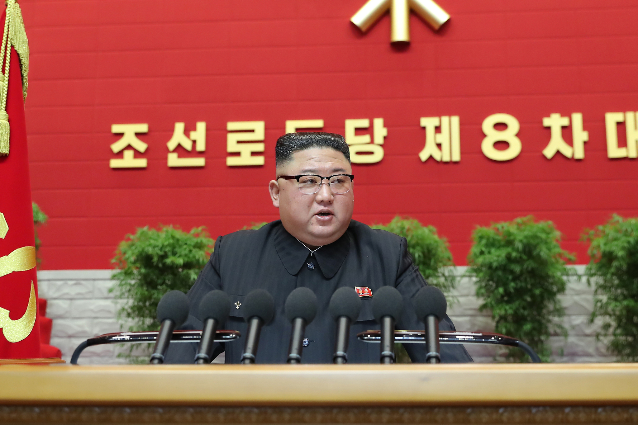 Kim Jong-un, chairman of North Korea’s State Affairs Commission, delivers the opening address at the Eighth Congress of the Workers’ Party of Korea in Pyongyang on Jan. 5, 2021, according to a report published the following day by the party’s official newspaper, the Rodong Sinmun. The paper said Kim took the podium at about 9 a.m. alongside members of the Political Bureau of the party’s Central Committee. [RODONG SINMUN/YONHAP]
