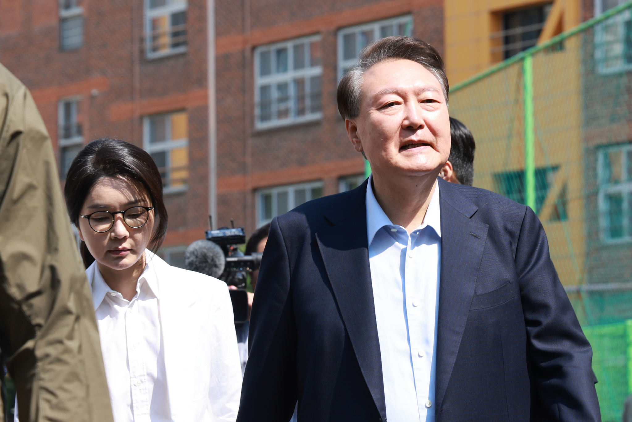 Former President Yoon Suk-yeol and his wife Kim Keon Hee leave the polling station at Wonmyong Elementary School in Seocho District, southern Seoul, after casting their ballots in the 21st presidential election. [YONHAP]