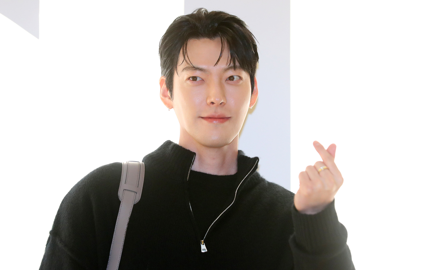 Actor Kim Woo-bin was born in the year of the snake. Today, he is supposed to practice quiet generosity, which he is actually — ironically — famous for, having donated anonymously quite a bit throughout his career. Congratulations on your nuptials earlier in the month, sir! [NEWSIS]