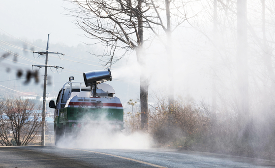 A vehicle sprays disinfectant in Anseong, Gyeonggi, on Dec. 17 to prevent the spread of avian influenza. [YONHAP]
