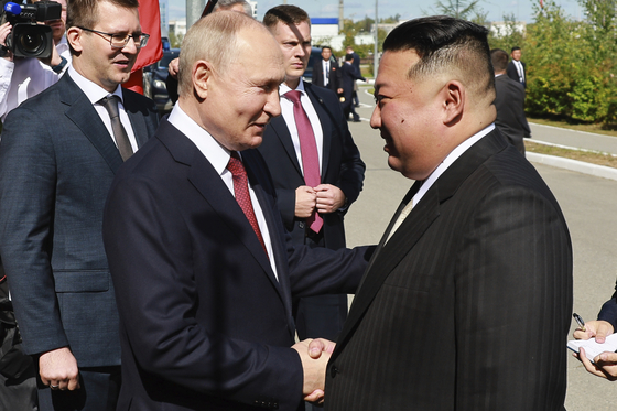 North Korean leader Kim Jong-un, right, and Russian President Vladimir Putin, second from left, shake hands during their meeting at the Vostochny Cosmodrome, a spaceport in the far eastern Amur region in Russia, on Sep. 13, 2023, their first reunion in over four years. [AP/YONHAP]