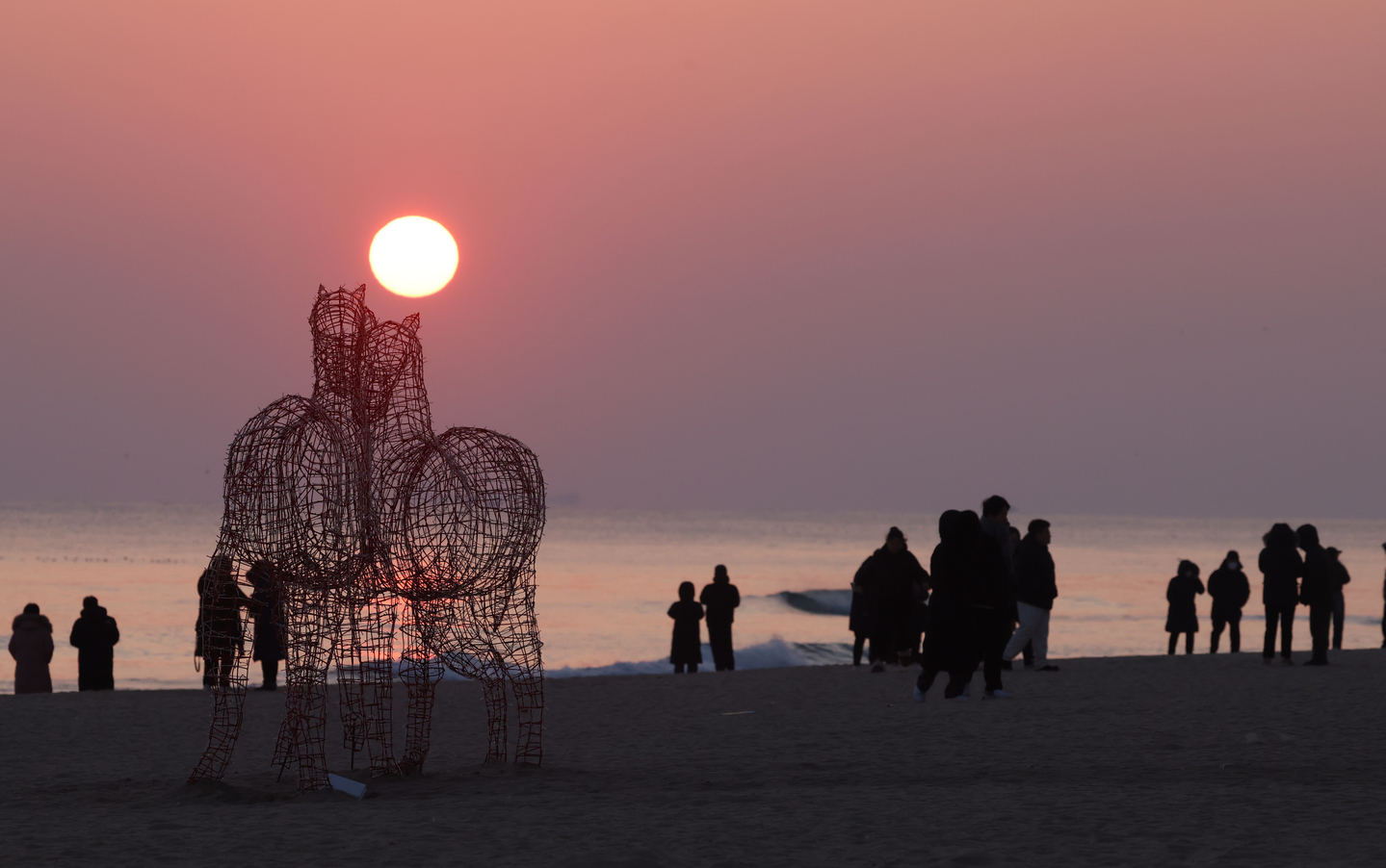 Visitors are seen at Gyeongpo Beach in Gangneung, Gangwon on Dec. 28. [YONHAP]