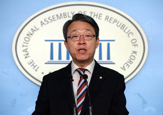 Kim Sung-sik speaks during a press conference at the National Assembly in western Seoul on March 3, 2020. [YONHAP] 