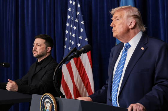 U.S. President Donald Trump and Ukrainian President Volodymyr Zelensky hold a press conference after their lunch meeting at Trump’s Mar-a-Lago club, in Palm Beach, Florida, Dec. 28. [REUTERS/YONHAP]