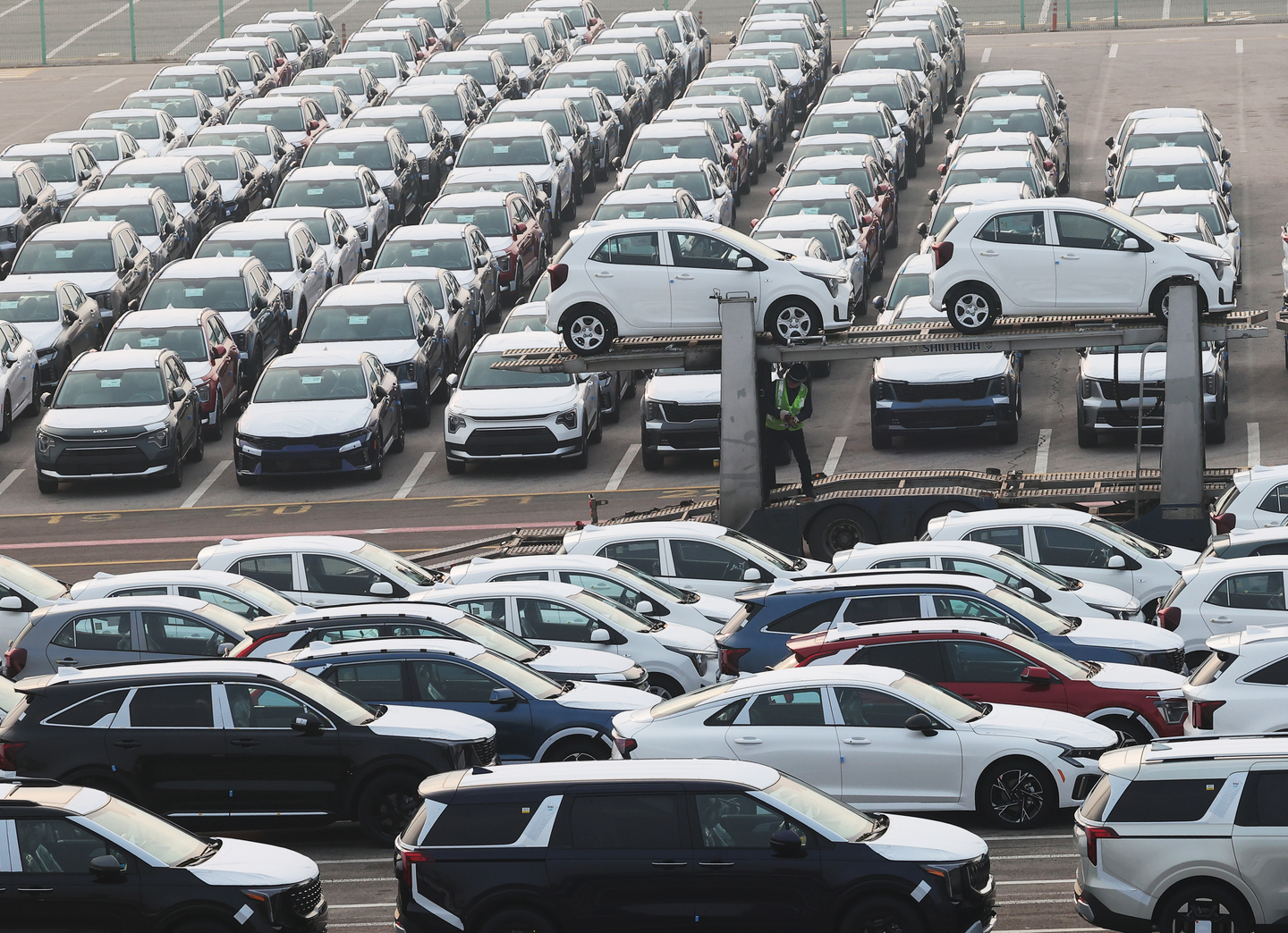 Export-bound cars are lined up at Pyeongtaek Port in Gyeonggi on Dec. 29. [YONHAP]