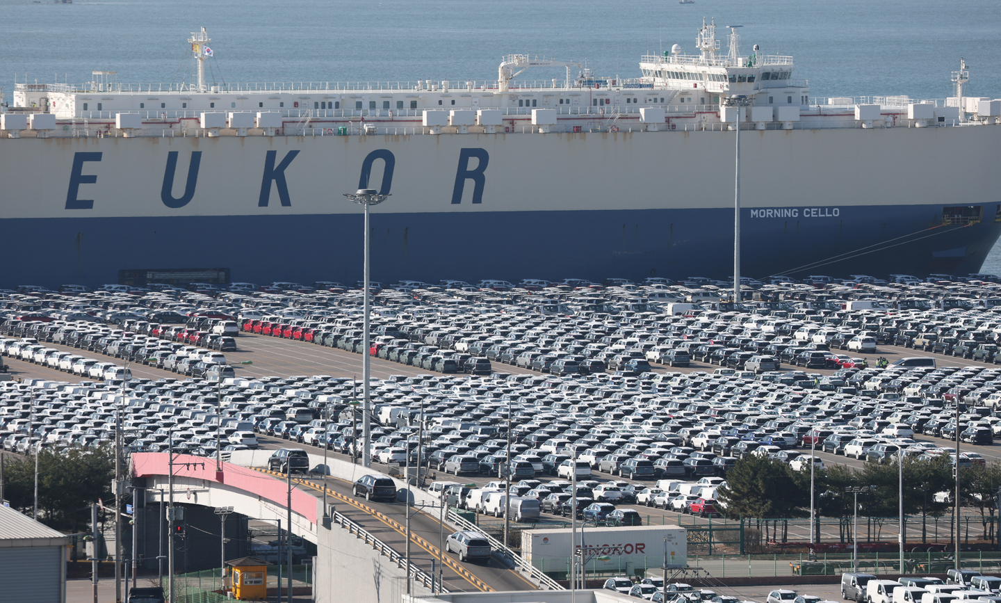 Export vehicles are parked at Pyeongtaek Port in Pyeongtaek, Gyeonggi, on Dec. 4. [NEWS1]