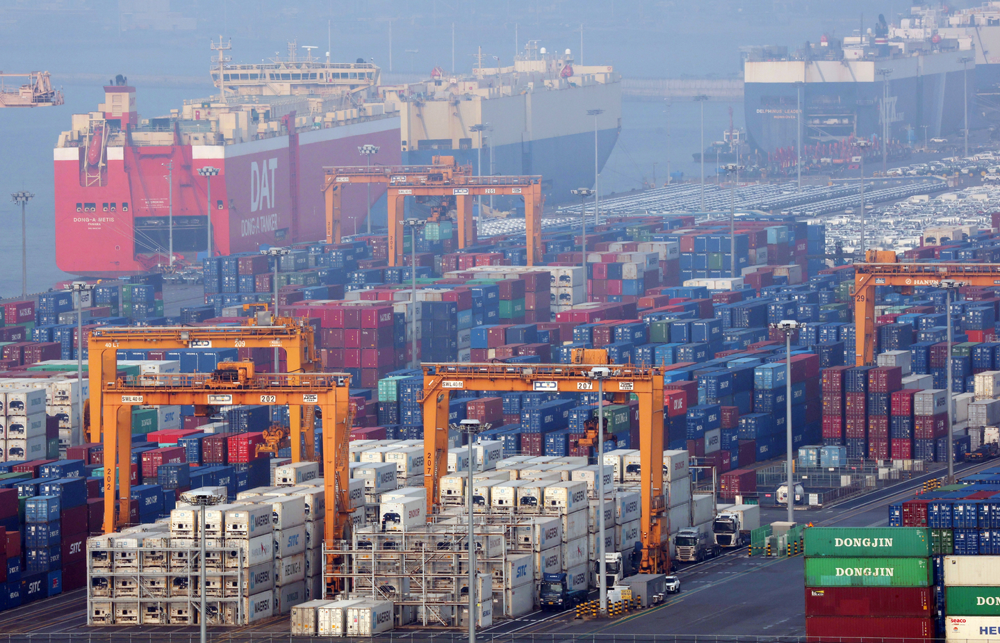 Export-bound containers are stacked at Pyeongtaek Port in Gyeonggi on Dec. 29. [NEWS1]
