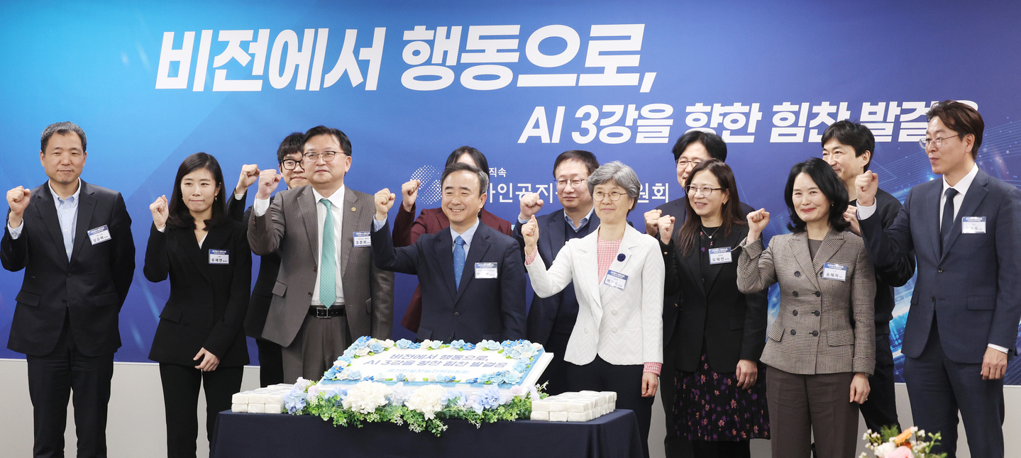 Im Moon-young, vice chairperson of the National AI Strategy Committee, fourth from left, and attendees pose for a photo during a press briefing marking the committee’s 100th day since its launch at Seoul Square in Jung District, central Seoul, on Dec. 15. [YONHAP]