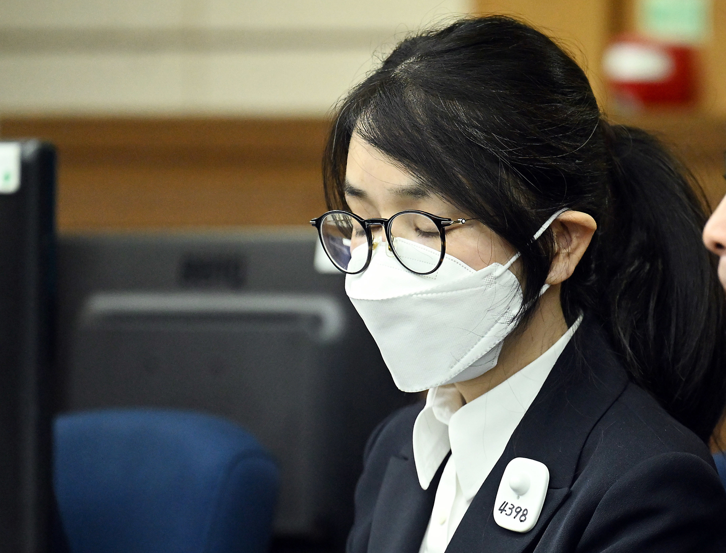 Kim Keon Hee, the wife of ousted President Yoon Suk Yeol, closes her eyes as she attends the first trial on charges including bribery mediation, capital markets law violations and political funds law violations at the Seoul Central District Court in Seocho District, southern Seoul, on Sept. 24. [JOINT PRESS CORPS]