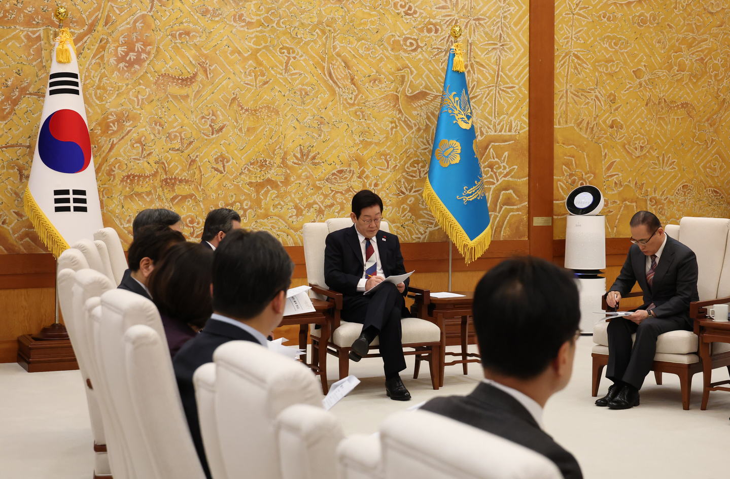 President Lee Jae Myung, center, holds a meeting with senior aides at the Blue House compound in central Seoul on Dec. 29, after the relocation of the presidential office. [JOINT PRESS CORPS]
