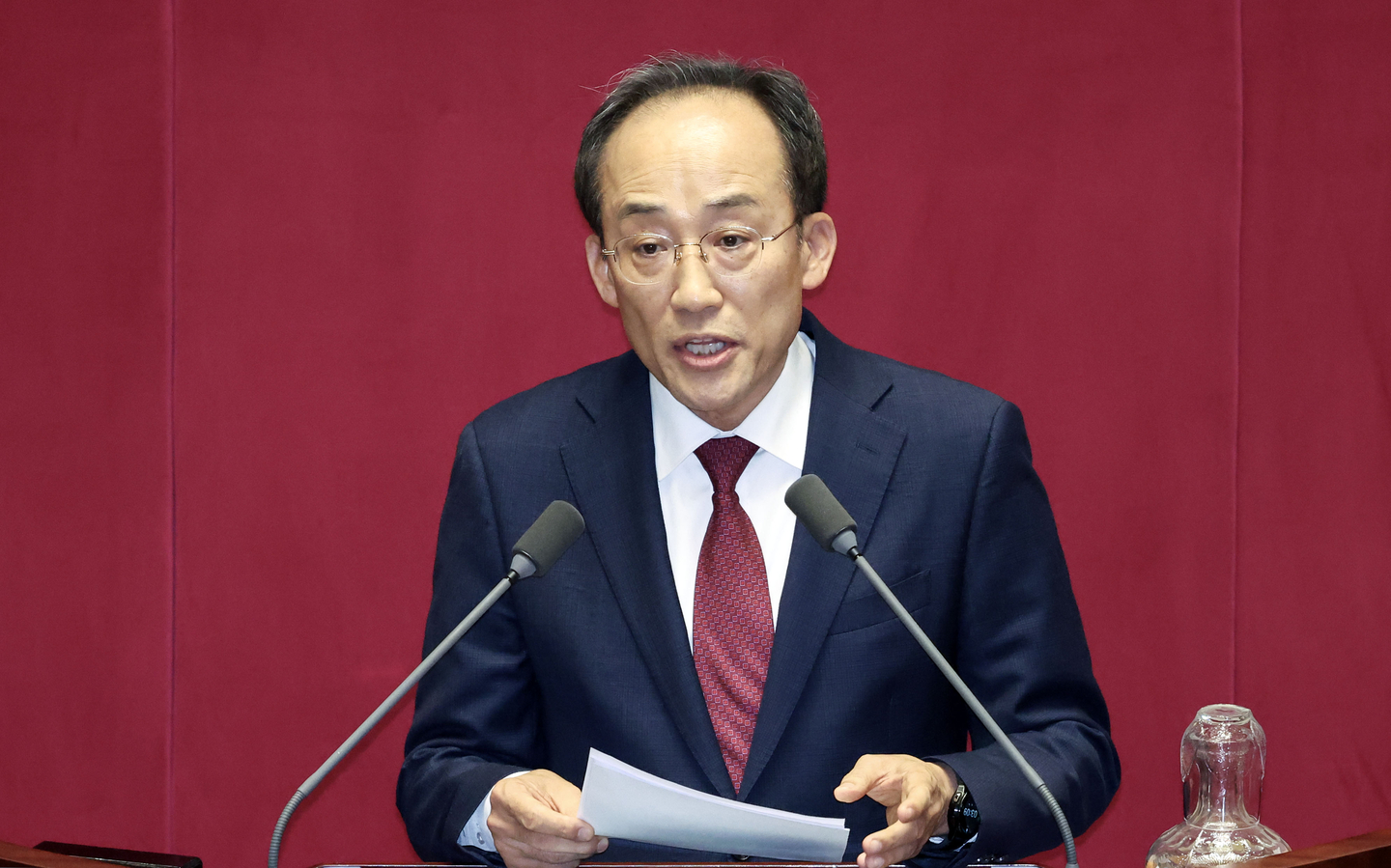 Rep. Choo Kyung-ho of the People Power Party delivers a statement regarding his arrest motion during a plenary session at the National Assembly on Nov. 27. [KIM SEONG-RYONG]