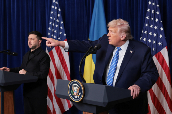 U.S. President Donald Trump, next to Ukrainian President Volodymyr Zelensky, points a finger during a press conference after their lunch meeting at Trump's Mar-a-Lago club, in Palm Beach, Florida, Dec. 28. [REUTERS/YONHAP]