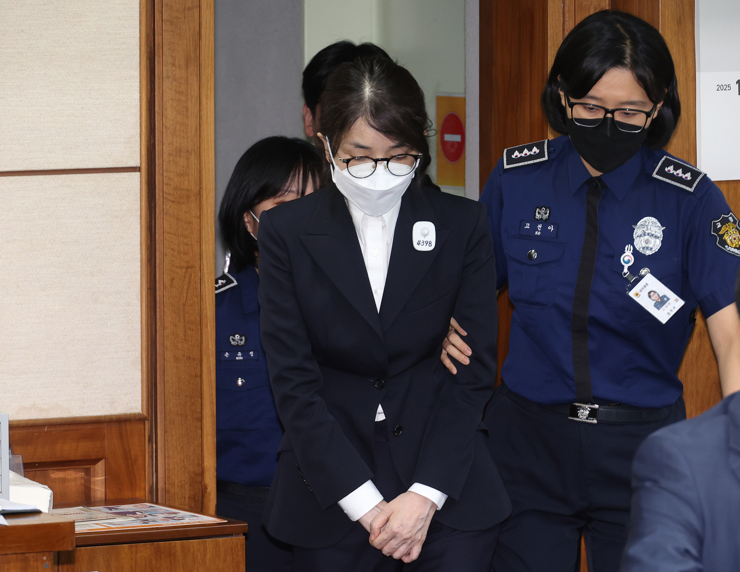 Kim Keon Hee, the wife of impeached former President Yoon Suk Yeol, attends her first trial at the Seoul Central District Court in Seocho District, southern Seoul, on Sept. 24. She has been indicted and detained on charges including stock manipulation involving Deutsche Motors, political interference and taking bribes in connection with the Unification Church. [JOINT PRESS CORPS]