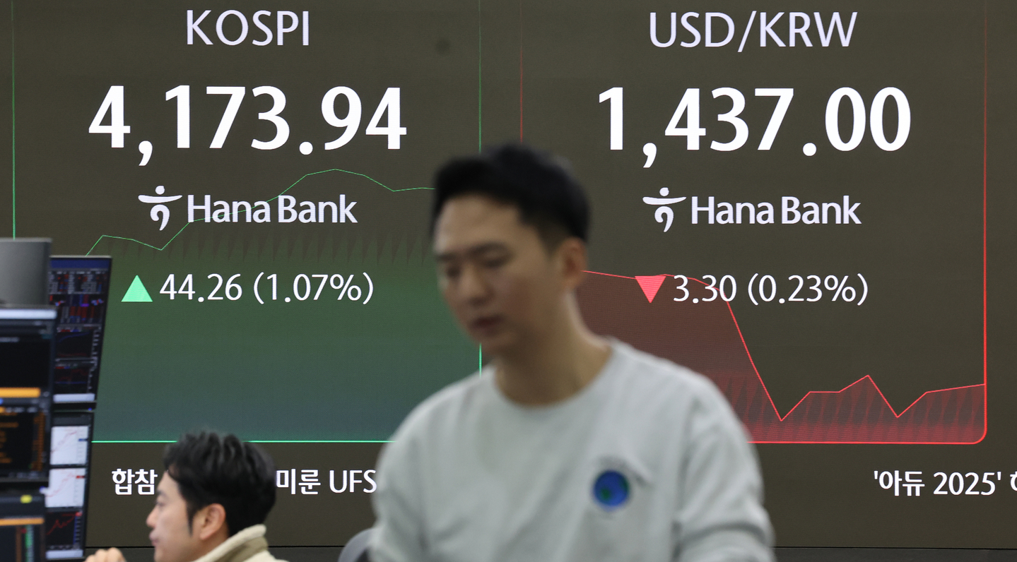 Officials work at a dealing room of Hana Bank in Seoul on Dec. 29. [YONHAP] 