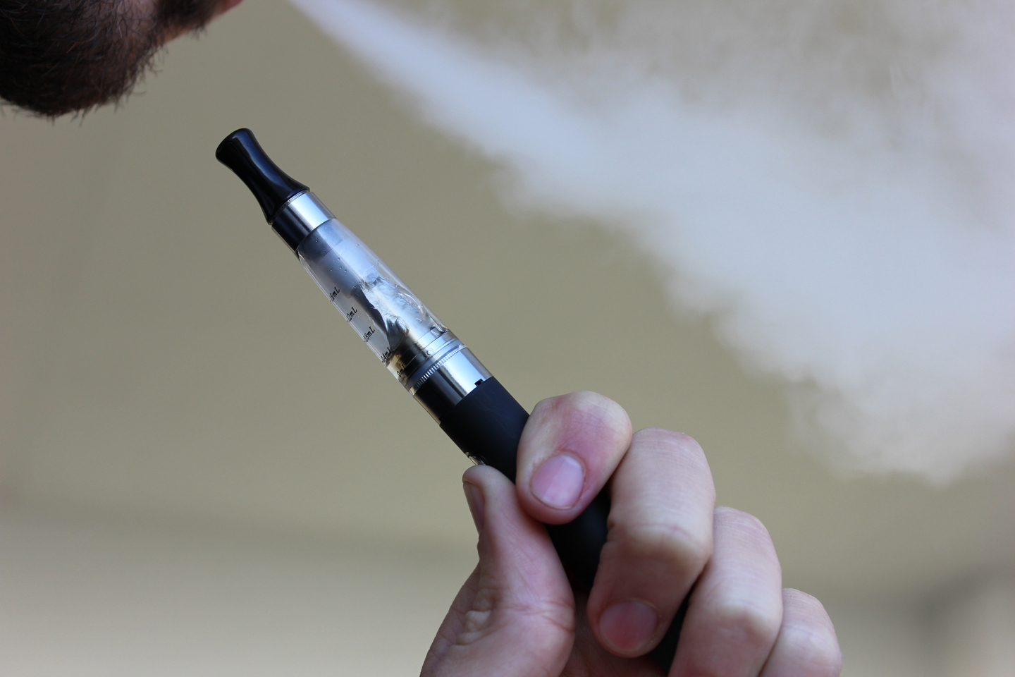 A person smokes an e-cigarette in this file photo. [JOONGANG ILBO]