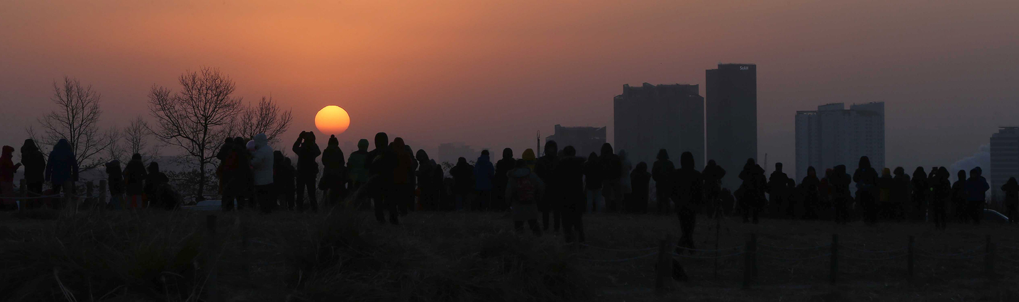 Sunrise seen from Haneul Park [JOONGANGILBO]