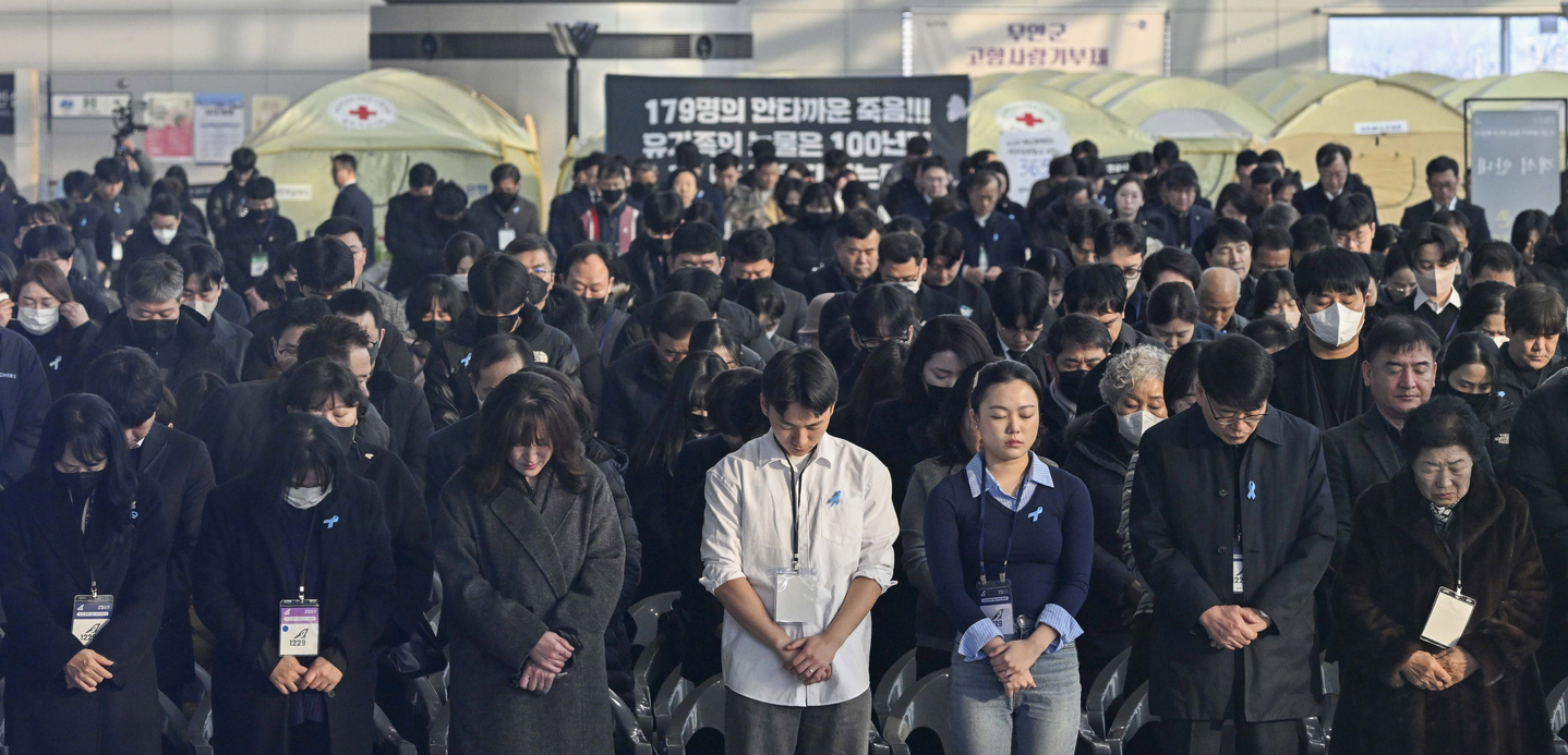 At 9:03 a.m. on Dec. 29, the time of the Jeju Air crash one year earlier, a memorial siren sounds at Muan International Airport in Muan County, South Jeolla as bereaved families and attendees bow their heads in silent tribute to the victims. [JOINT PRESS CORPS]