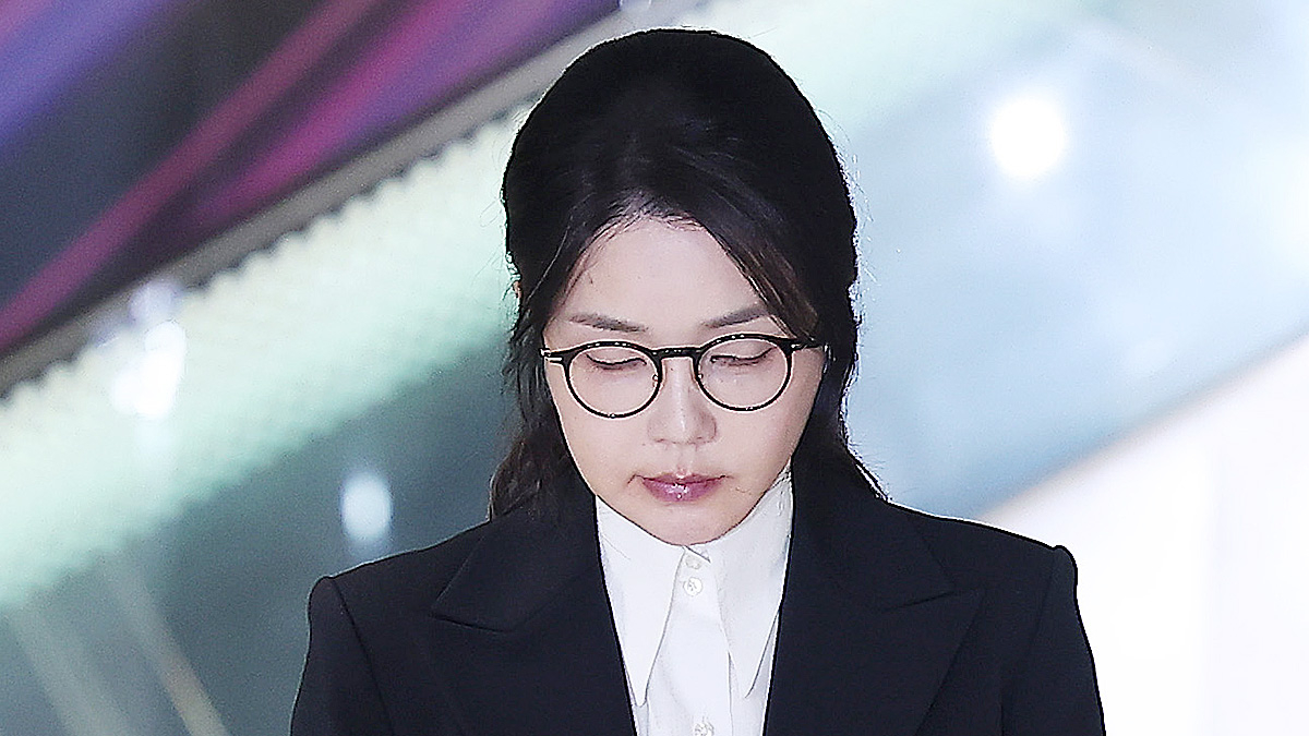 Former first lady Kim Keon Hee leaves after being questioned at the special counsel’s office in central Seoul on Aug. 6. [NEWS1] 