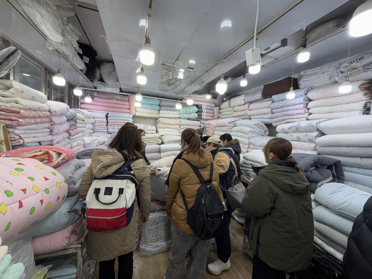 Shoppers look at blankets at Gwangjang Market in Jongno District, central Seoul, on Dec. 22. [KWAK JOO-YOUNG]