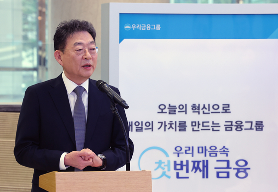 Lee Kang-haeng, head of Woori Financial Group's executive candidate recommendation committee, speaks during a press briefing at the company's headquarters in Jung District, central Seoul, on Dec. 29. [YONHAP]