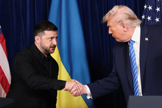 U.S. President Donald Trump and Ukrainian President Volodymyr Zelensky shake hands during a press conference after their lunch meeting at Trump’s Mar-a-Lago club, in Palm Beach, Florida, Dec. 28. [REUTERS/YONHAP]