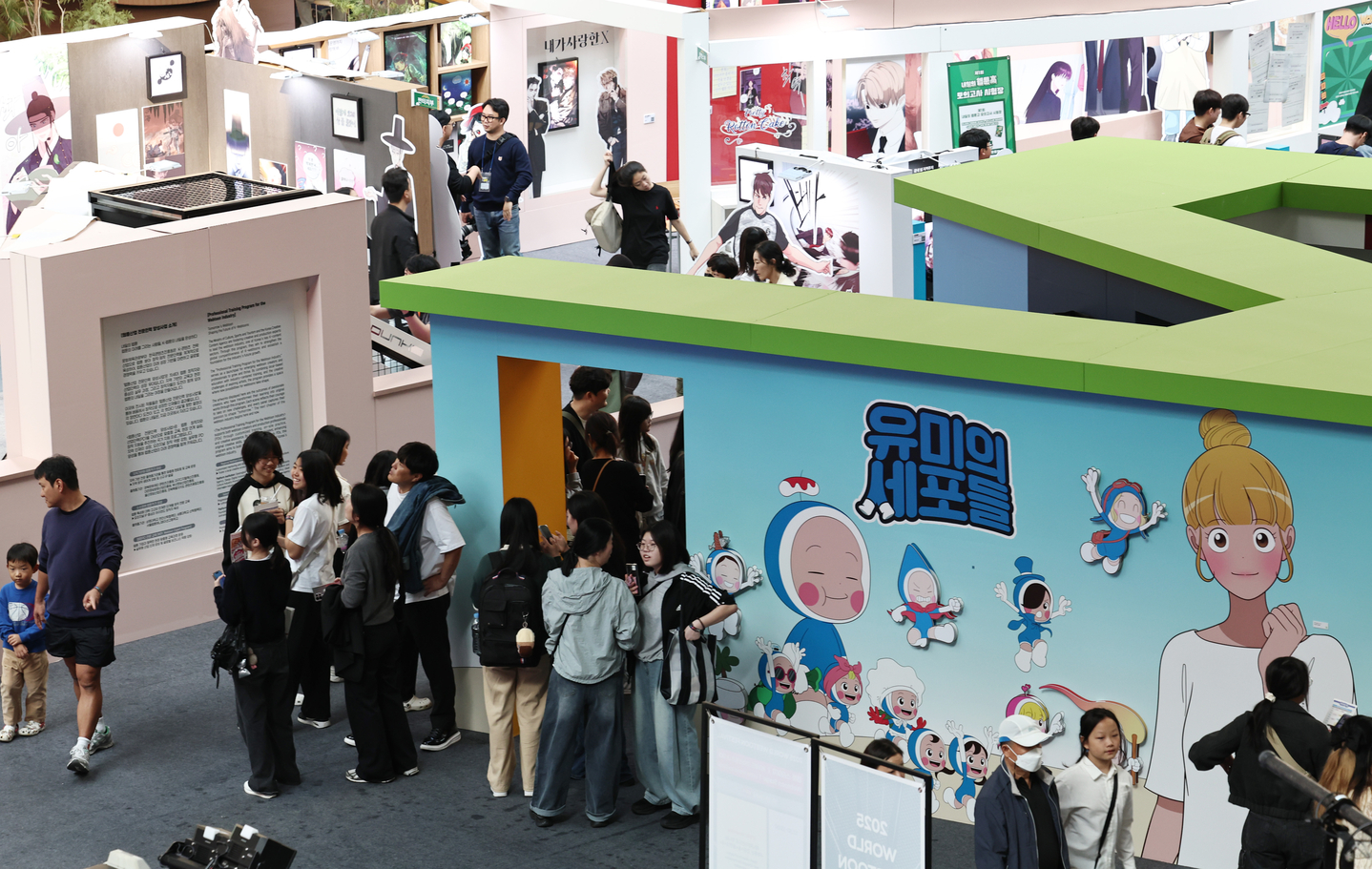 Visitors are seen looking at exhibitions at a webtoon fair at Lotte World in Songpa District, southern Seoul on Oct. 19. [NEWS1] 