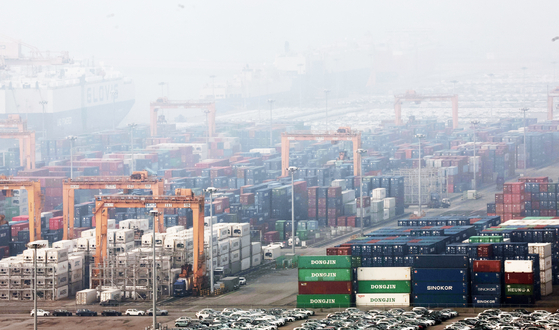 Containers are stacked at a port at Pyeongtaek Port in Gyeonggi on Dec. 29. [YONHAP]