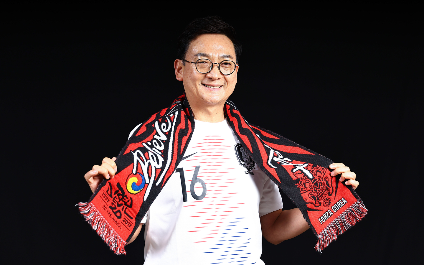 Ban Woo-roung, former head of the Red Devils, Korea’s largest national football team supporters’ group, poses during an interview with the JoongAng Ilbo in Mapo District, western Seoul, on Dec. 22. [KIM JONG-HO]