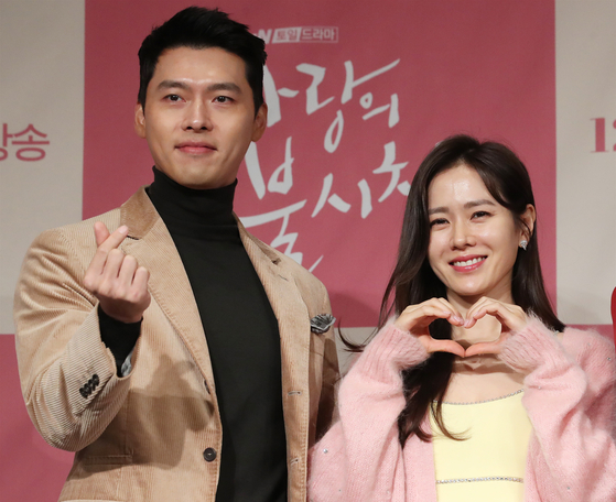 Actors Hyun Bin, left, and Son Ye-jin [YONHAP]