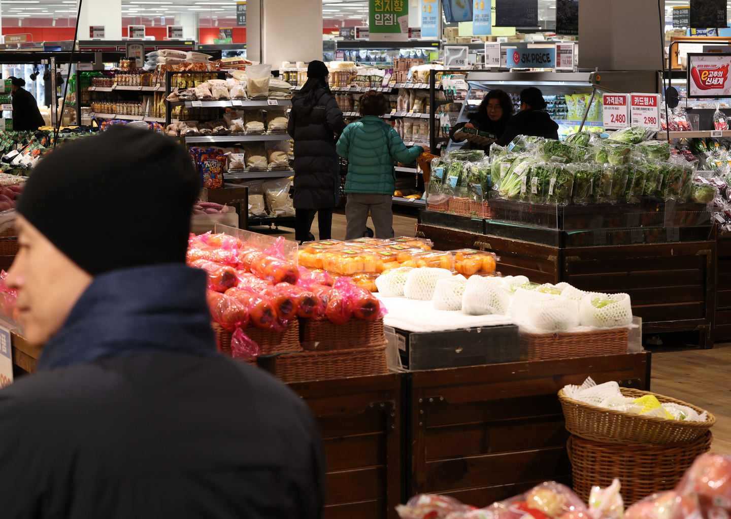 People shop at a large supermarket in Seoul on Dec. 30. [YONHAP]