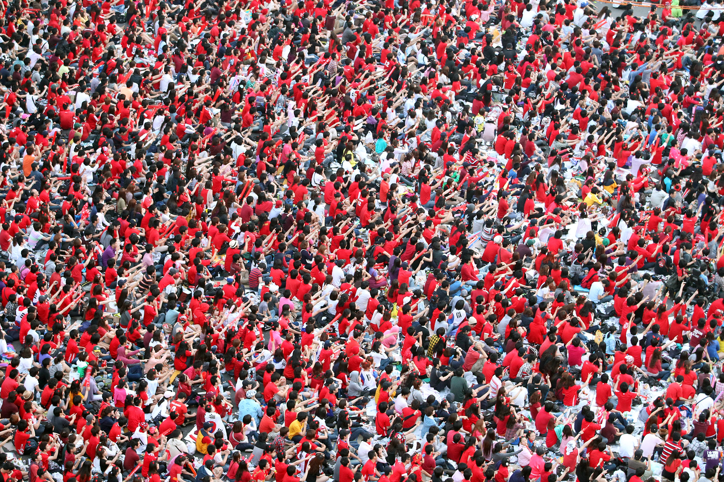 A crowd of Red Devils, Korea’s largest national football team supporters’ group, cheer in Seoul Square on June 23, 2010. [YONHAP]