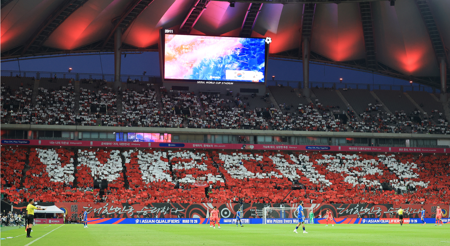 Members of the Red Devils, Korea’s largest national football team supporters’ group, fill the stands during a qualifying match between Korea and Kuwait at the World Cup Stadium in Mapo District, western Seoul, on June 10. [YONHAP] 