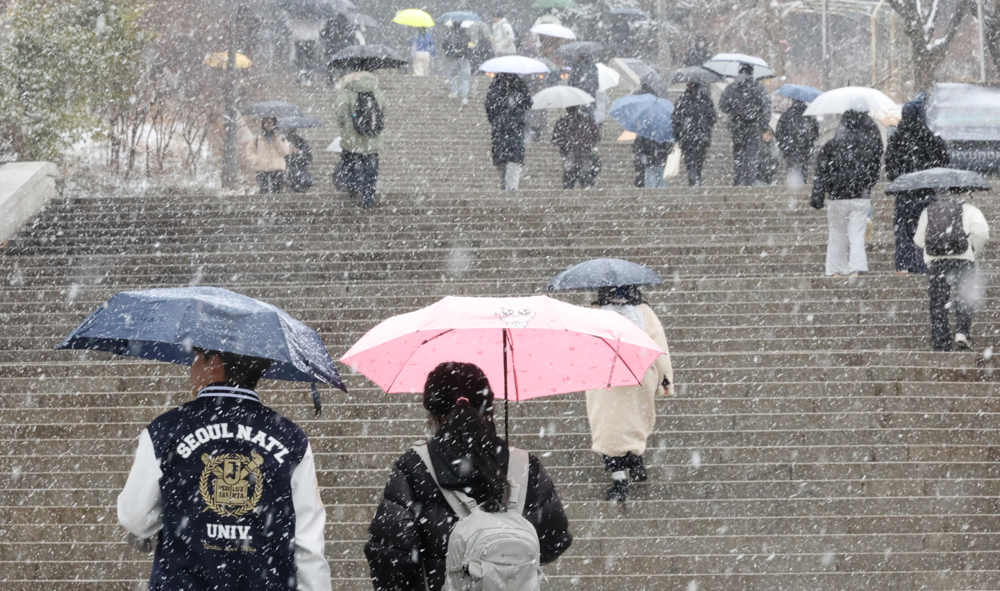 Students walk across the Seoul National University campus in Gwanak District, central Seoul, on March 4. The university is one of the schools that have a hiking scholarship, created by a donation from Kwon Jun-ha, the chairman of the Shin Iksan Freight Terminal. [YONHAP] 