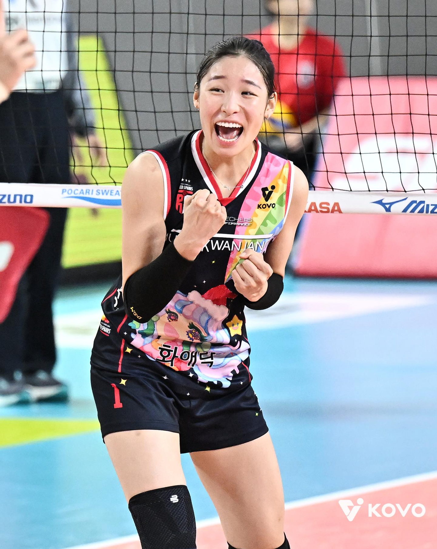 Mongolian volleyball player Inkushi of the Jung Kwan Jang Red Sparks celebrates after scoring during a game against GS Caltex at Chungmu Gymnasium in Daejeon on Dec. 19. [YONHAP]