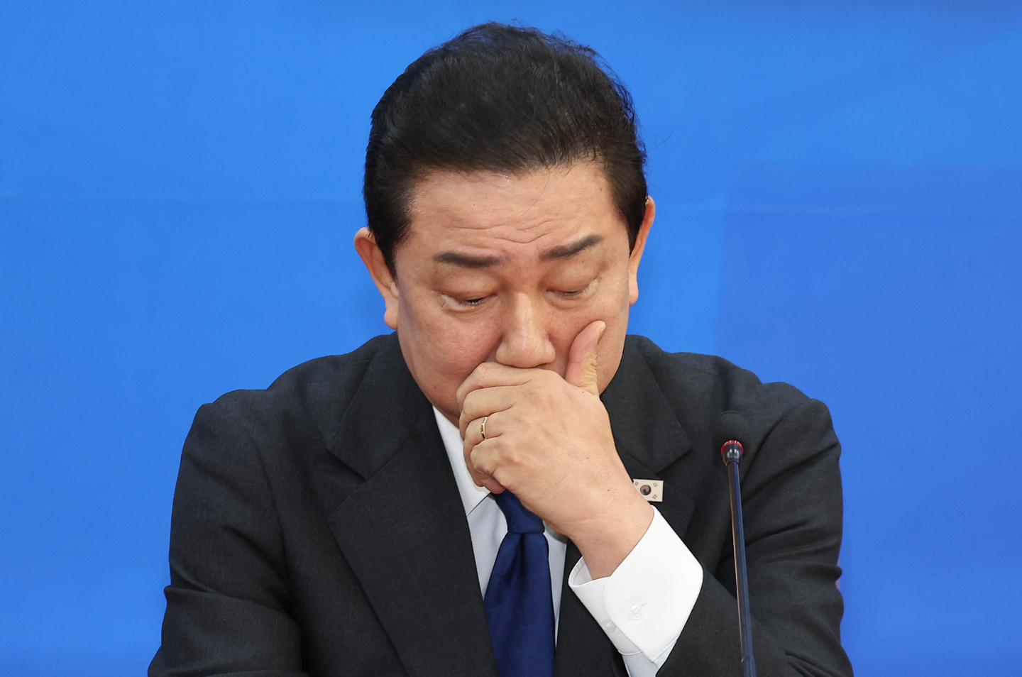 Democratic Party lawmaker Kim Byung-kee speaks during a press conference at the National Assembly in western Seoul on Dec. 30. [LIM HYUN-DONG] 