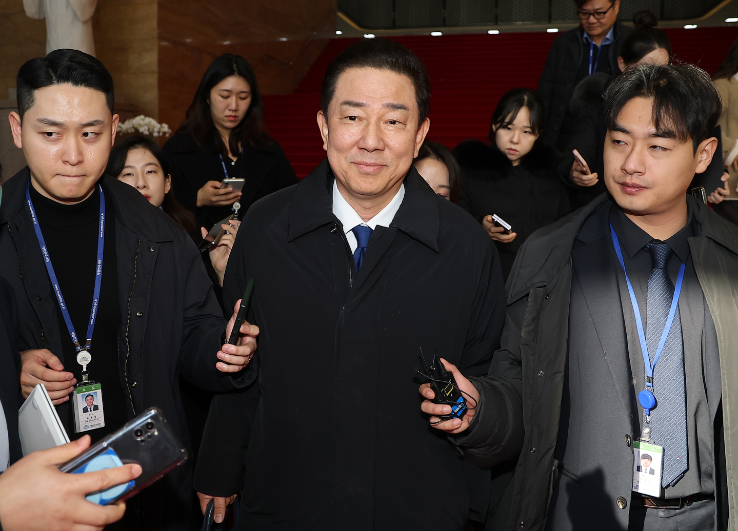 Democratic Party lawmaker Kim Byung-kee, center, exits the National Assembly in western Seoul on Dec. 30. [YONHAP] 
