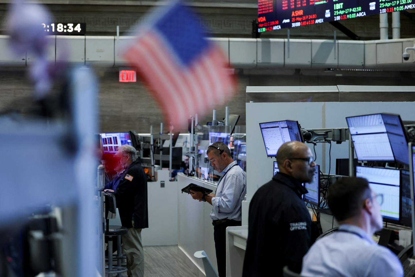 Futures-options traders work on the floor at the U.S. Stock Exchange at the New York Stock Exchange in New York City on April 10. [REUTERS/YONHAP]