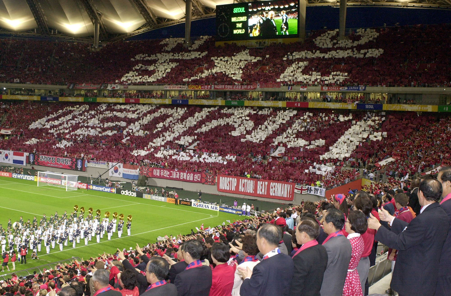 Fans hold up a tifo that says ″Dreams Come True″ in Korean during a Korean national football team match against Germany at Seoul World Cup Stadium during the 2002 FIFA World Cup on June 25, 2002. [JOONGANG ILBO]