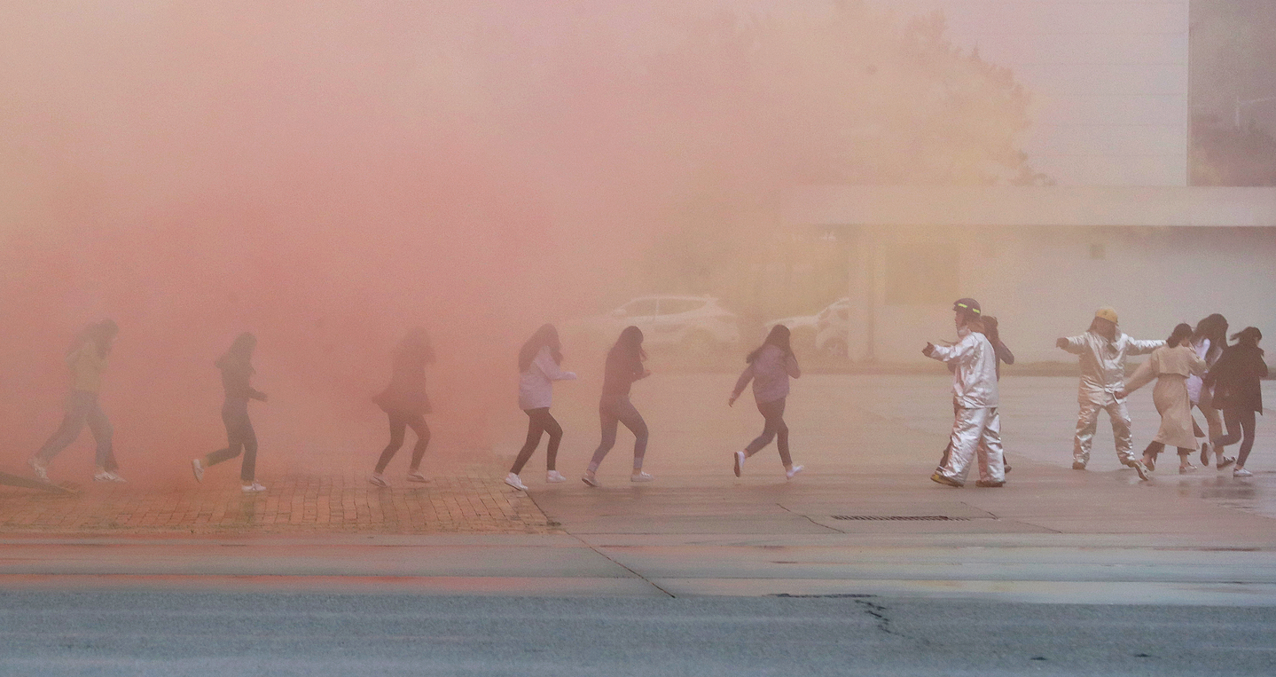 People are seen running from smoke during an aviation disaster exercise held jointly with the Ministry of Land, Infrastructure and Transport and domestic airlines at Incheon International Airport on May 17, 2018. [JOONGANG ILBO]