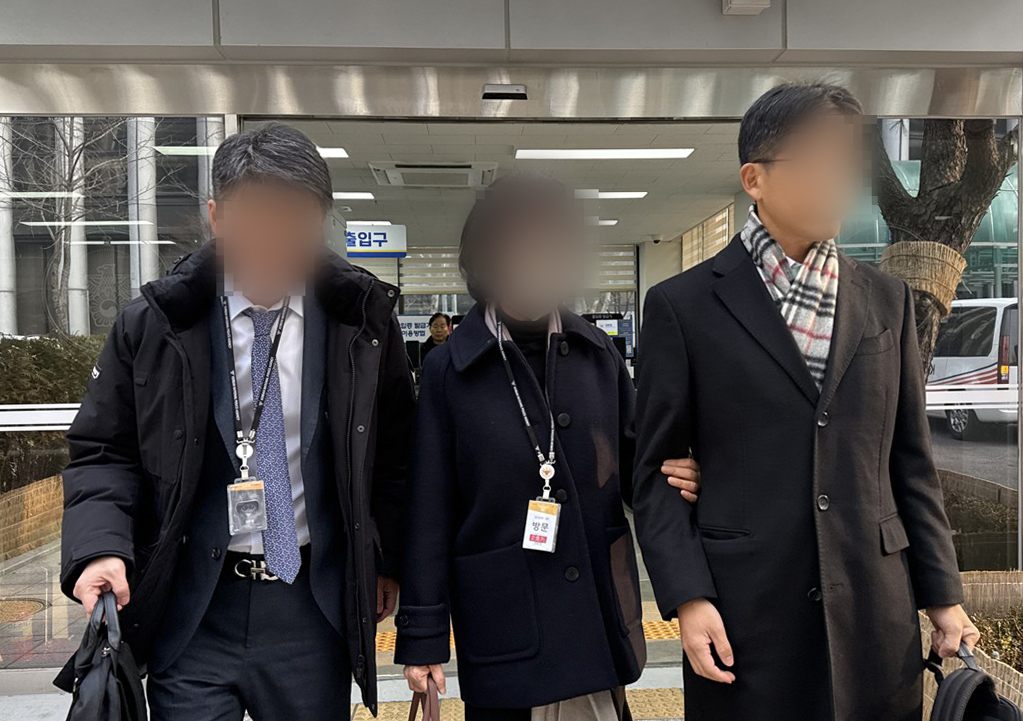 Jeong Won-ju, center, a former chief secretary of Unification Church leader Han Hak-ja, arrives at the National Police Agency's headquarters in western Seoul on Dec. 28. [YONHAP]