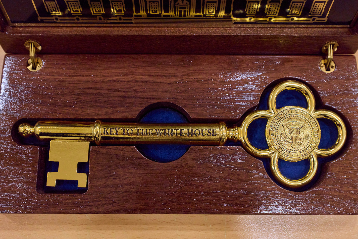The gold key, engraved with the phrase ″Key to the White House,″ gifted by U.S. President Donald Trump to President Lee Jae Myung, is unveiled in the Blue House on Dec. 30. [BLUE HOUSE]